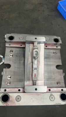 Stampo per iniezione di plastica personalizzato con 1 cavità di stampo e base di stampo LKM
